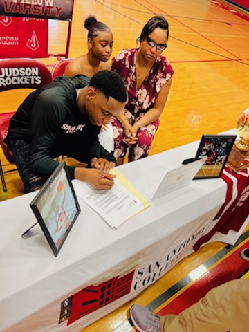 JudsonHoops1's tweet photo. Two Rockets sign today. Wishing Mason Wallace and Christian Pillow the best going into their college careers. #rocketpride #ProtectTheBrand @JudsonHoops1 @JISD_ATHLETICS @kingpillowsa
@ykdvmas @thefuelonline @CoachJAlcala @coachwacker @TLUbasketball https://t.co/mz5vWoiOGF
