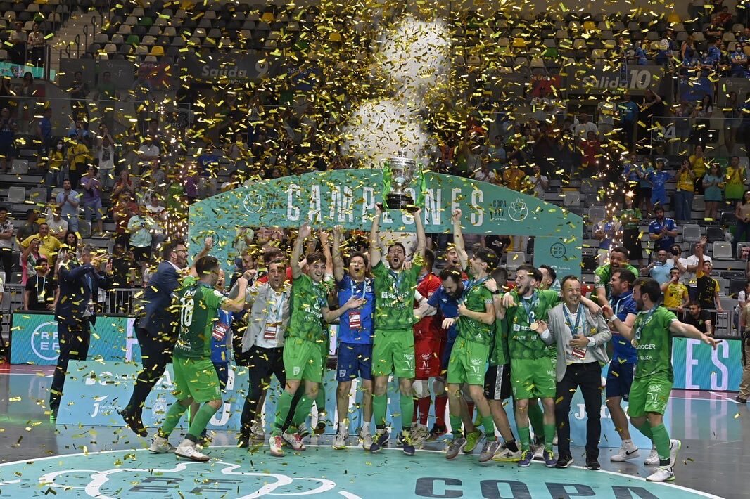 ellarguero's tweet photo. 📻⚽✨ Las historias de @RaulRuizBenito

🏆 Hoy, nos vamos de copas... de Fútbol Sala. ¡El @UMAAntequera, equipo de 2º, ganó la Copa!

💪 @BetiMiguel y @oskitaa21, jugadores del equipo, nos atienden

🔴 Directo: https://t.co/J6L9kTza53 https://t.co/la0Vw62aq2