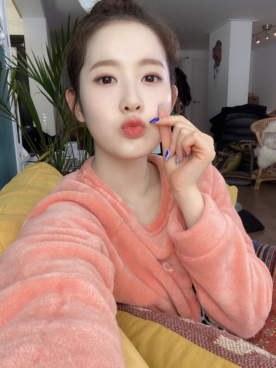 winxc_mp4's tweet photo. Los #𝙺𝑜eーtu𝚗es me atraparon tal como a un ratoncito con un queso, pues desde que que mi vida llegó este bop no he podido más que dejarlo en loop mientras cometo actos acuamiados. Who #𝚁ule这𝚆orld? Claro está: 𝕂oemi y solamente ella. 🤞🏻

𝕤mashing hit𝕤 𝑏𝑦 #𝕃ily 📻. ݁ ⊹ https://t.co/rxj8mbqo3r