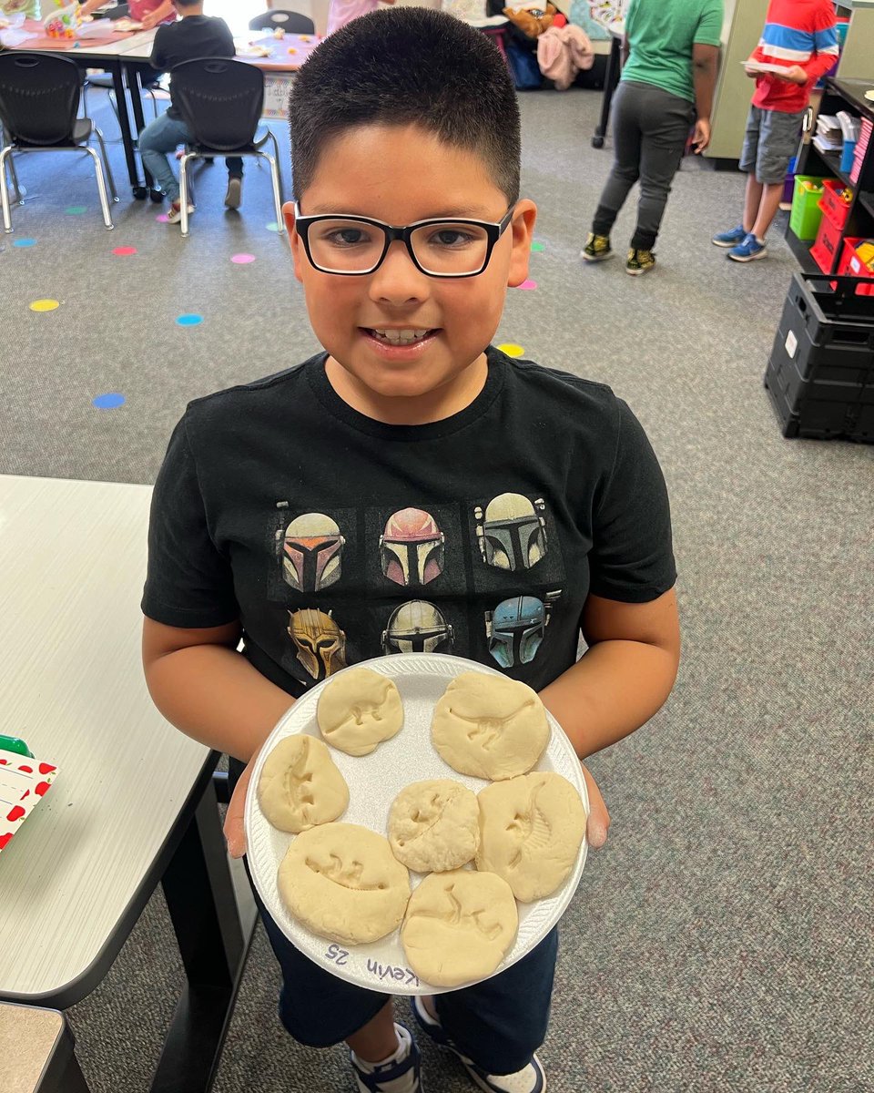 MissGarner7's tweet photo. Today we were Paleontologists! That’s right, we made our OWN fossils! We’ve been studying all about fossils, how they form, and what they can teach us 🦕🦴🦖 https://t.co/XgE2GXbhOK