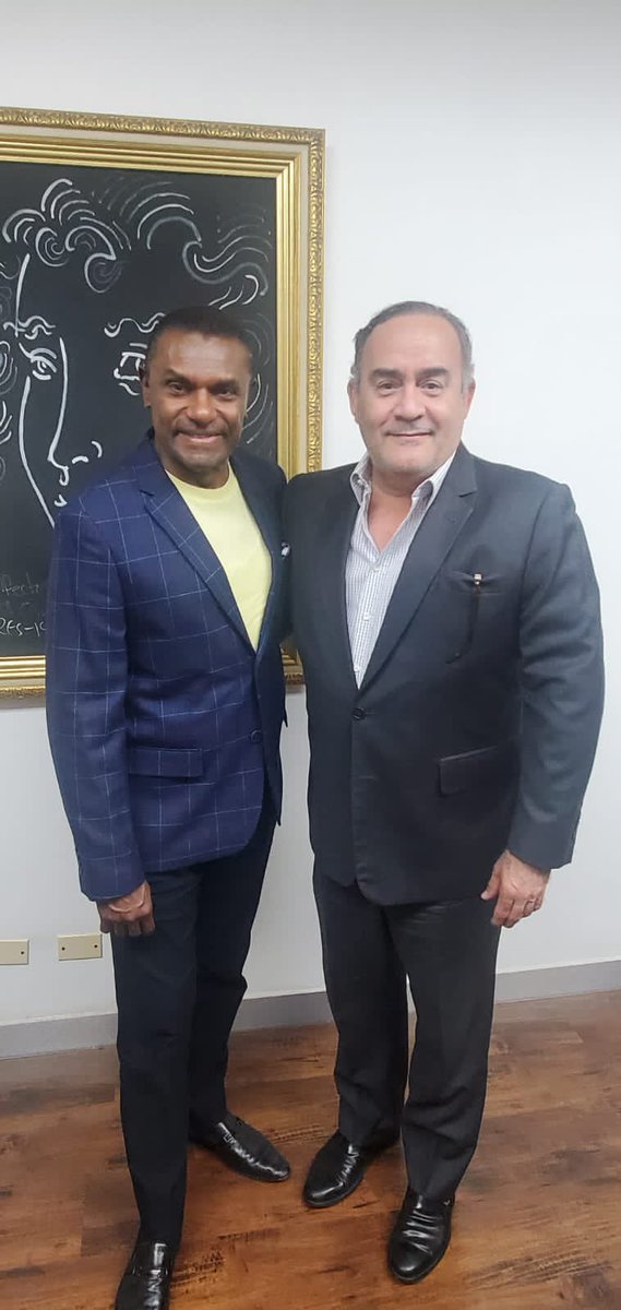 R_Rojas_Leon's tweet photo. Hoy tuve la oportunidad de saludar a José Alberto #ElCanario quien anda promoviendo el vídeo de “Dulce con Dulce”, uno sus temas en honor al maestro Johnny #Pacheco
Almuerzo pendiente con el grupo de #LosR y el hermano Felix D’Oleo.
@Orodriguez1965
#salsa #elcanario #Pacheco https://t.co/WapQ54Bsd3