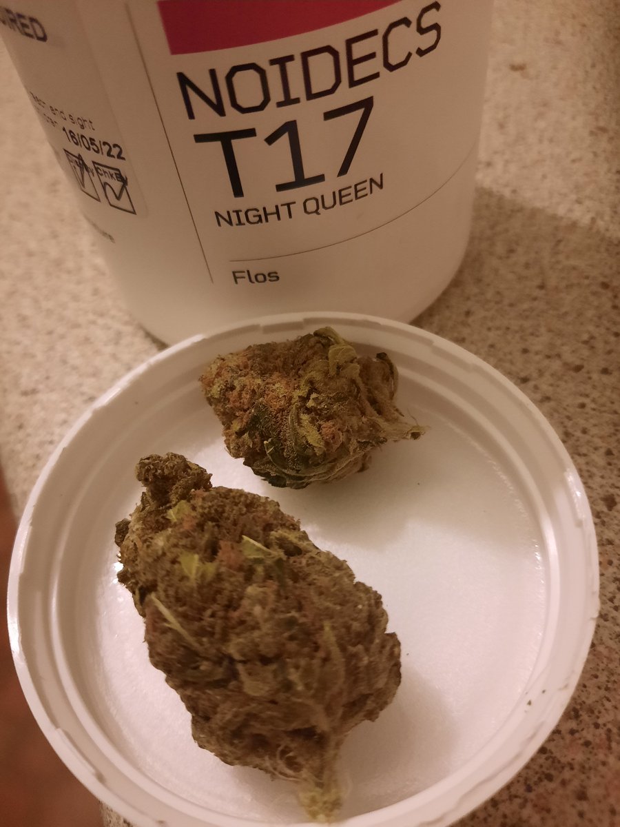 TimeToMedicate's tweet photo. @crazyjane125 @theMCClinics Nice nugs, grinds quite well. Flavours are fruity floral, even got a pear drop sweet taste on one hit. 

Definitely giving me a sofa glue effect, a good sleepy time one for me! https://t.co/Zgs8bOQhfn