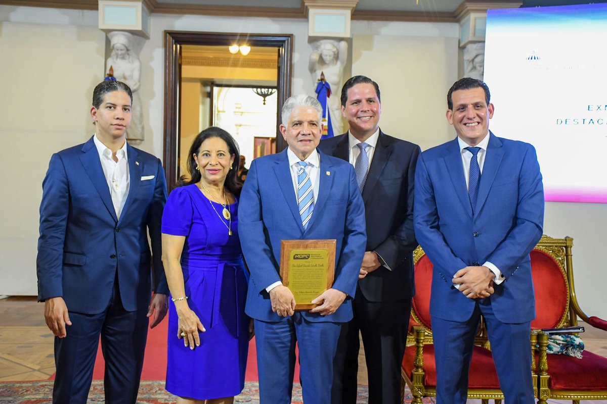 EduardoEstrella's tweet photo. Honrado de recibir de las manos del presidente @luisabinader la placa de reconocimiento como Ex Ministro que nos otorgara el @RDMOPC. Gracias al ministro @DeligneAB y a todos los que hicieron posible este acto. https://t.co/3wJdlaMmLi