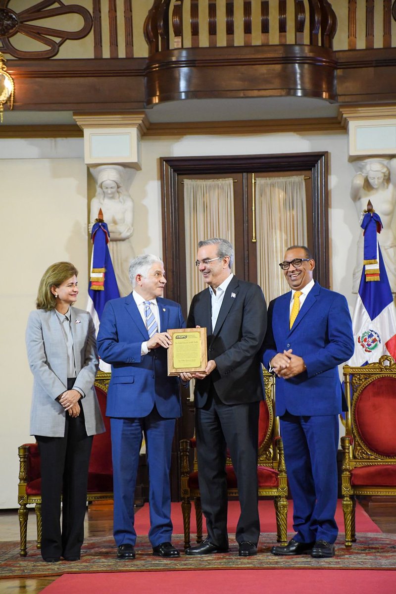 EduardoEstrella's tweet photo. Honrado de recibir de las manos del presidente @luisabinader la placa de reconocimiento como Ex Ministro que nos otorgara el @RDMOPC. Gracias al ministro @DeligneAB y a todos los que hicieron posible este acto. https://t.co/3wJdlaMmLi
