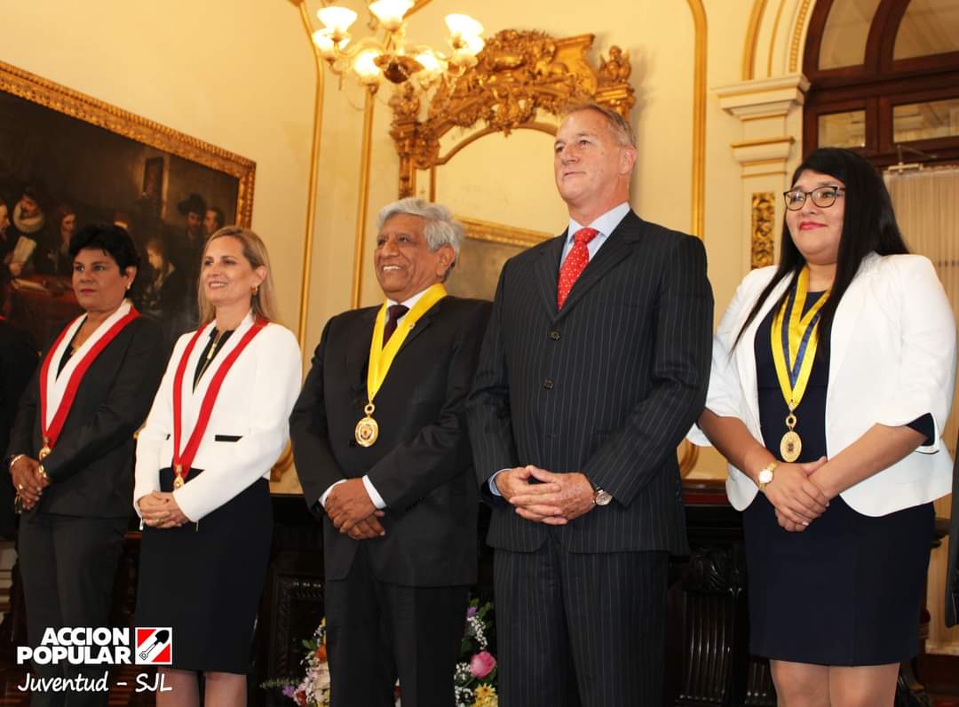 ap_sjl's tweet photo. Ayer el arquitecto Miguel Romero juramentó como nuevo alcalde de Lima, en reemplazo de Jorge Muñoz. La juramentación estuvo a cargo de la nueva teniente alcaldesa Jheydi Quiroz. Ambos correligionarios asumieron funciones para culminar con el trabajo planificado para Lima👏🇵🇪 https://t.co/P1xYGCXAkx