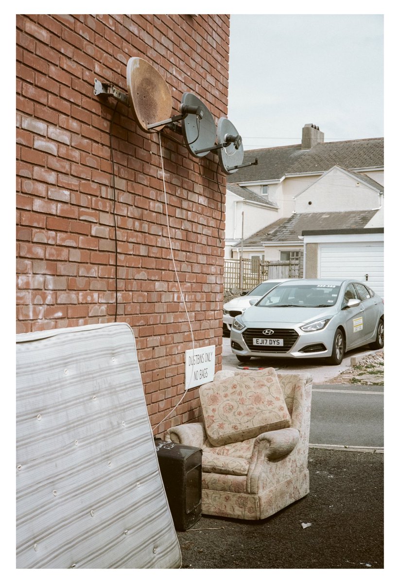 jjskeffington's tweet photo. Torquay… 

📸 Ricoh 500 RF
🎞 Portra 400
🔬@jackslabco 

#photography #streetphotography #Torquay https://t.co/hGQlD81Vr7