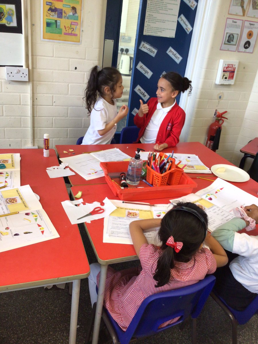 MrsMarsh123's tweet photo. 1W had fun exploring and tasting different fruits in DT this afternoon. They wasn’t so keen on the sour fruits though @UplandsManor @MrsWalsh4 @ClaireJ32364554 https://t.co/2TNXT33dfz