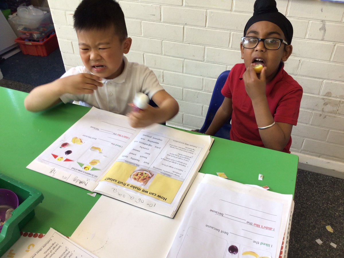 MrsMarsh123's tweet photo. 1W had fun exploring and tasting different fruits in DT this afternoon. They wasn’t so keen on the sour fruits though @UplandsManor @MrsWalsh4 @ClaireJ32364554 https://t.co/2TNXT33dfz