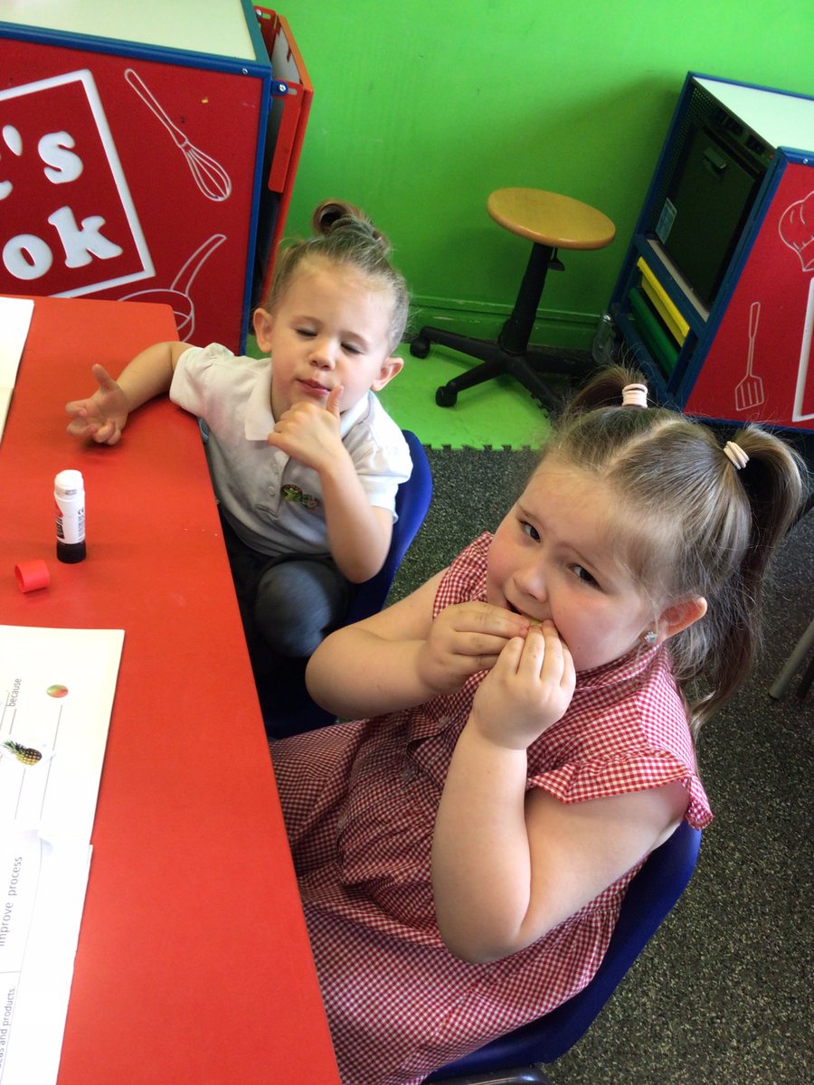 MrsMarsh123's tweet photo. 1W had fun exploring and tasting different fruits in DT this afternoon. They wasn’t so keen on the sour fruits though @UplandsManor @MrsWalsh4 @ClaireJ32364554 https://t.co/2TNXT33dfz
