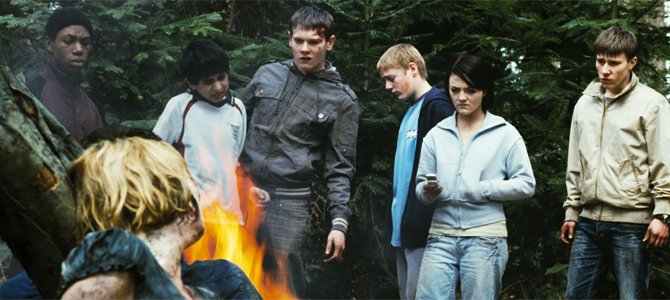 SimplyPort's tweet photo. Jetzt mal mit der #Landjugend ein #Lagerfeuer am #See veranstalten. 😜🤣🤣 #EdenLake #Filmtipp #Kult #Terrorkino https://t.co/Epw1yHlDk7