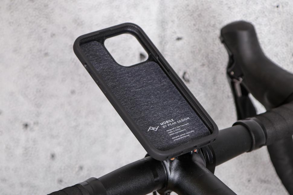 roadcc's tweet photo. Review: Peak Design Everyday Case for iPhone and Out Front Bike Mount - stable &amp; secure, a great (if pricey) way to attach your phone to your bar
#cycling @peakdesignltd 
https://t.co/5va7XvqIHx https://t.co/I8iTvFEvVO