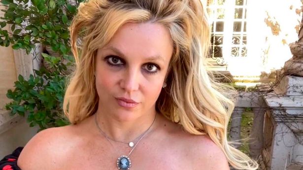 DoberreEnt's tweet photo. Britney Spears supported by fans after posting nude ‘photo dump’ on Instagram #doberreent https://t.co/rJBbApqqlc https://t.co/IG5zvZ8V4p