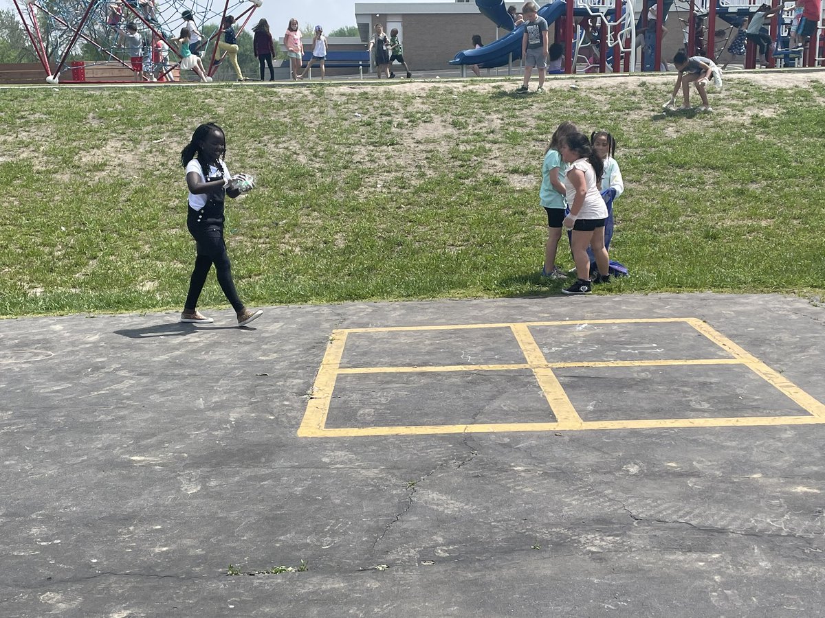 MrsHobbsPE's tweet photo. We are cleaning the WORLD! Oh these sweet students cleaning up the playground at recess! #kindmatters #cleantheearth https://t.co/xkLTzP9Cmm