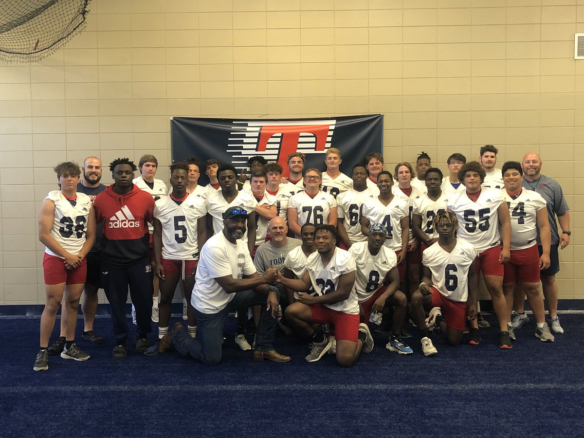 ToombsFootball1's tweet photo. Awesome visit with Toombs County legend @fredstokes . What an absolute blessing he was to our team today! #todayisApresent #beadog https://t.co/M3tUw32kzv