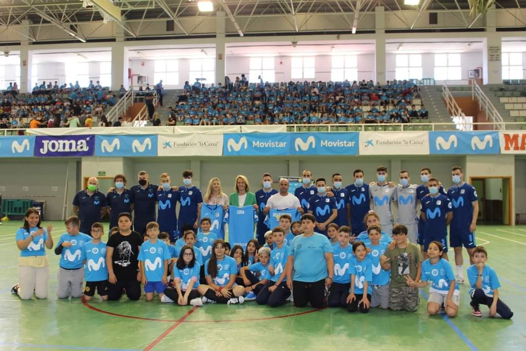 CsMotril's tweet photo. Que alegría recibir en el día de hoy la gira Movistar Megacracks, donde los mejores jugadores del mundo de futbol sala,el Movistar Inter Fs, han entrenado con alrededor de 400 alumnos de diferentes centros educativos en este gran evento. https://t.co/SH80FrRbAx