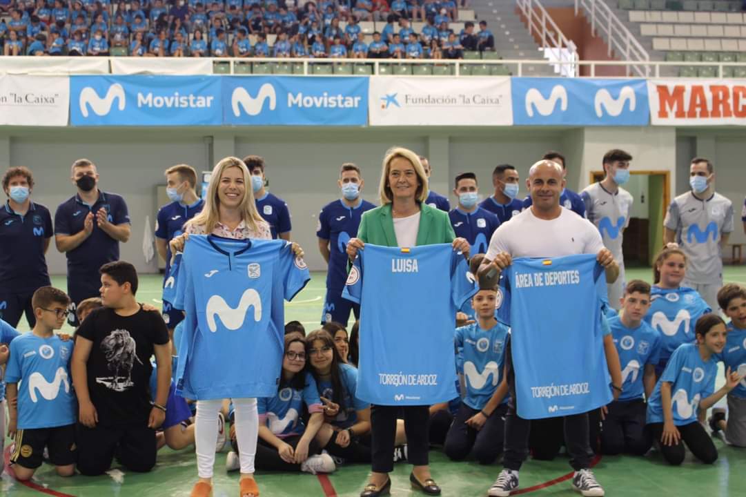 CsMotril's tweet photo. Que alegría recibir en el día de hoy la gira Movistar Megacracks, donde los mejores jugadores del mundo de futbol sala,el Movistar Inter Fs, han entrenado con alrededor de 400 alumnos de diferentes centros educativos en este gran evento. https://t.co/SH80FrRbAx