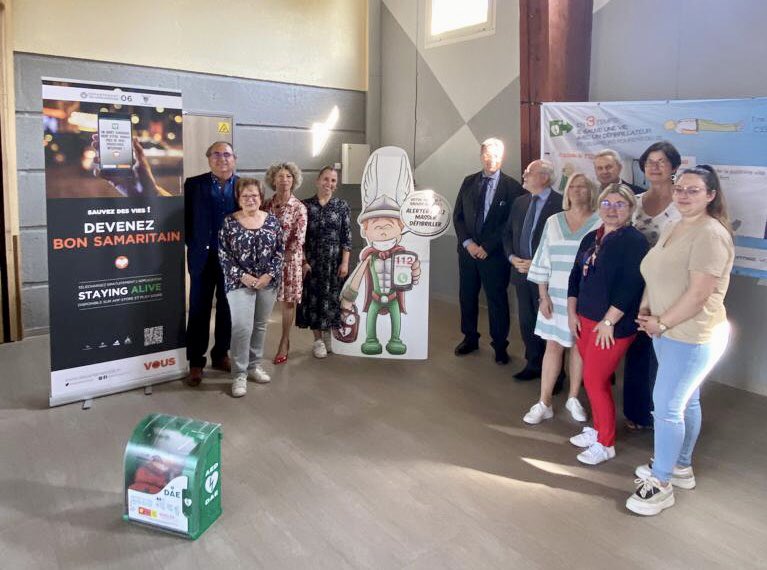 DefibrillaTHOR's tweet photo. Nous Ă©tions aujourdâhui ville du #Tignet pour sensibiliser les agents communaux au massage cardiaque et Ă lâutilisation des dĂ©fibrillateurs. Lâoccasion dâĂ©changer avec le sous-prĂ©fet de Grasse JC Geney et le maire Monsieur Claude Serra sur cette problĂ©matique de santĂ© publique. https://t.co/Vj0rqxXetU