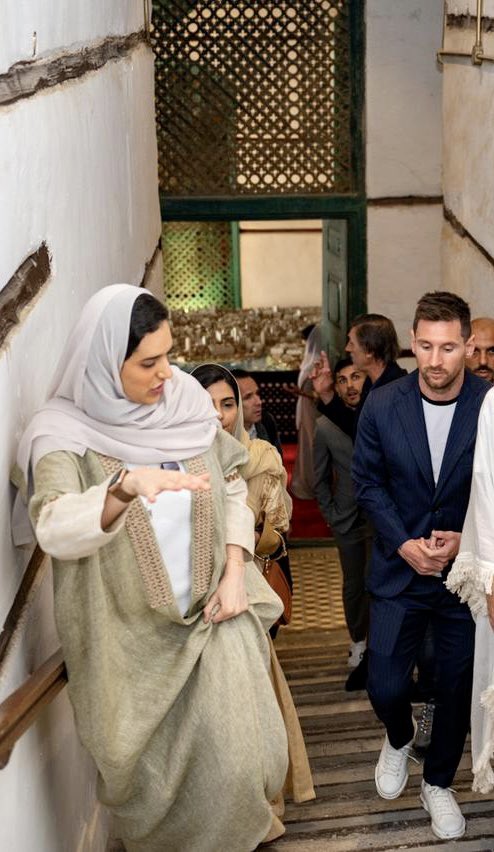 hmalsaud1's tweet photo. Earlier today, I had a great time showing Messi and his friends around historic #Jeddah! I’m glad that he was mesmerized by its essence, heritage and beauty. 

I look forward to welcoming him, his family and friends again very soon! https://t.co/nWp9LhRGEX