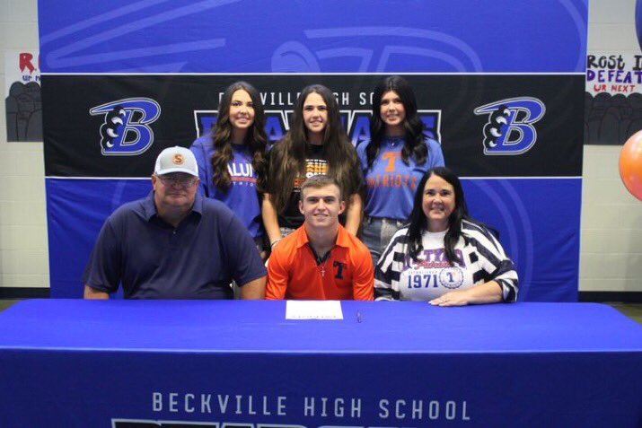Beckville_Sport's tweet photo. Proud beyond words of this kid right here! @Karter_Jace43 signs to run track @UTT_XCTF ! So excited to see you at the next level! #wegotdudes #family #wit @PanolaWatchman @lnjsports https://t.co/wNO9djGzWo