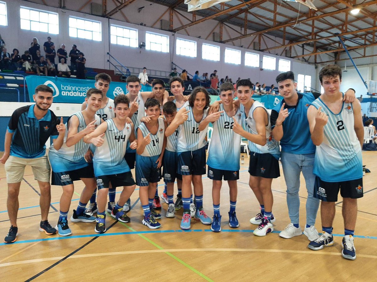 CBCIMBIS's tweet photo. Final en La Línea:

#CADEBAIM2022

VIctoria importante in extremis para nuestros infantiles por 76-77 frente al 08 Pescados La Carihuela CBC Córdoba.

Partidazo de los que gustan a los aficionados al basket.

Enhorabuena chicos.

#SiempreCimbis 💙

#CanteraTurquesa https://t.co/GL9lzncRH9
