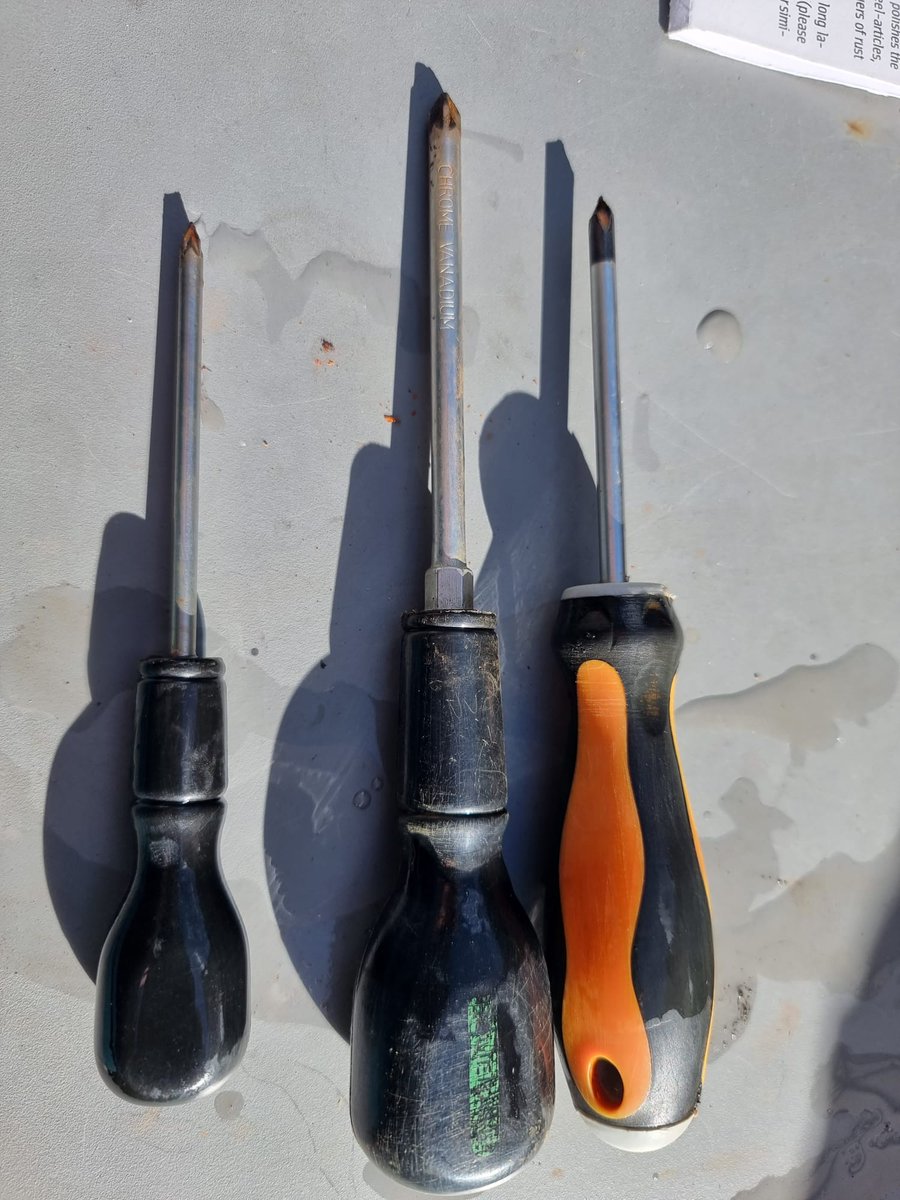ceinwenscales's tweet photo. Before &amp; after pics of my rusty tools having used the copper cloth I bought at @LandSLifestyle Amazing results! Still need a little further cleaning but dead chuffed with how they've come up! @thekandletree https://t.co/RJHl6yAWza