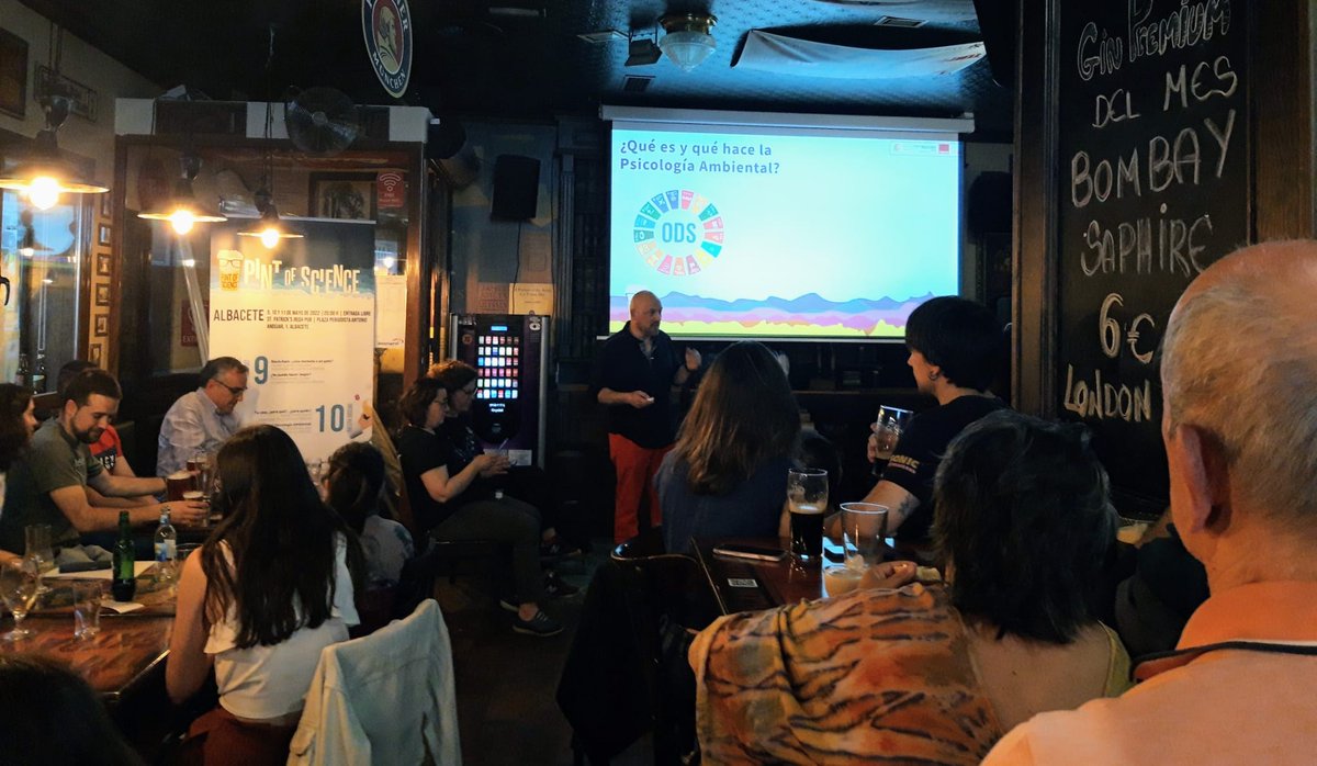 Fran_Jareno's tweet photo. Seguimos con "Nuestra Sociedad" con @PabloOlivos5 que nos habla sobre "Psicología Ambiental" @pintofscienceES en #Pint22ALB #Pint22CLM. @StPatricksAB @UCLMdivulga @ftaadcee_ab @esiiab @PopularLibros @PCTCLM @I3aUclm @AJIAlbacete @cribuclm #idine https://t.co/cC0cFR5Y0I