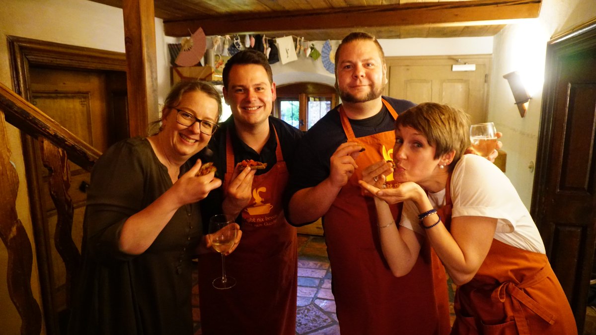 KaiserSPR's tweet photo. #Weihnachtsfeier im Mai! Nach 2 Jahren Abstinenz endlich wieder feiern mit dem #bestteam von @schwartzpr 🥳 und wir haben allen Grund! Tolle neue Kolleg:innen, Erfolge mit unseren Kunden und nachhaltiges Wachstum 🚀 btw Bild links: Team "2. Vorspeise" aka #Salat. #cheers https://t.co/fcTohfnNXs