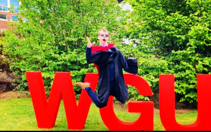 JSAppliedArts's tweet image. Graduation today at Glyndwr University, its been an amazing experience hope to see you all again soon 😁 #Glyndwr #graduation