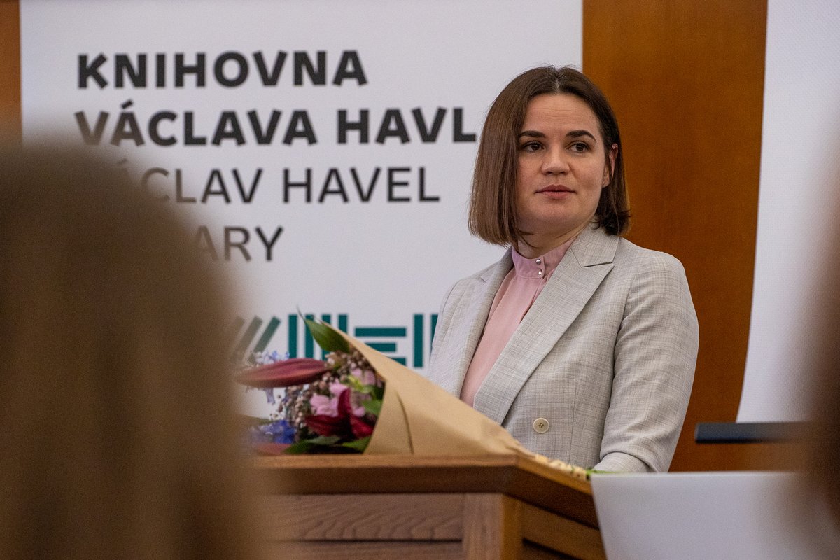Tsihanouskaya's tweet photo. I believe Vaclav Havel was right when he insisted that Belarus belongs in the European family. We are proving it with our actions, I told tonight at @CharlesUniPRG. Right now as the new iron curtain falls, we should make sure that Belarus ends up on the right side of history. https://t.co/F1I34oinoo