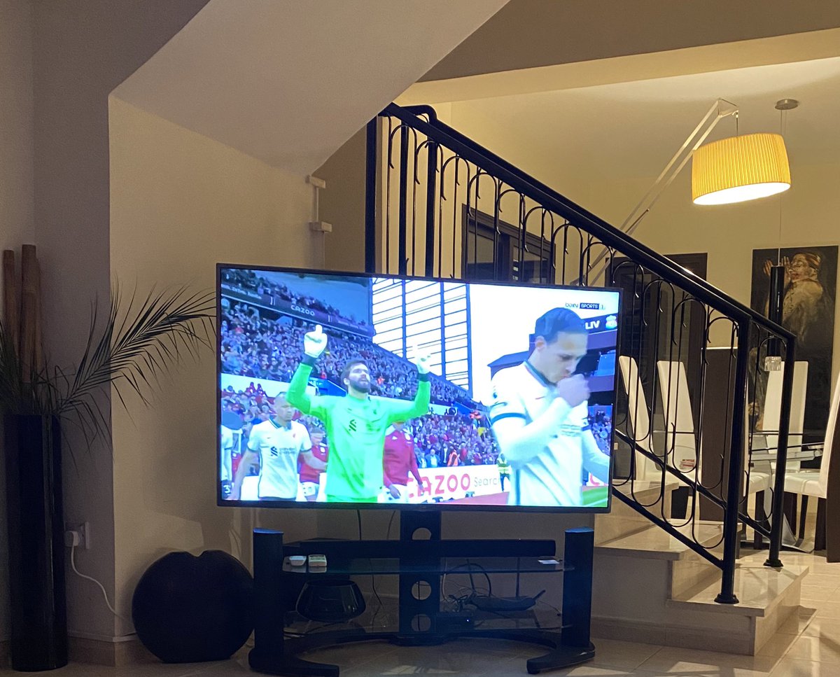 aintposs's tweet photo. Watching the match #AVFCLFC #VİLLİV  #YNWA ⚽️🍹👍🏻 https://t.co/kljpLeMb2d