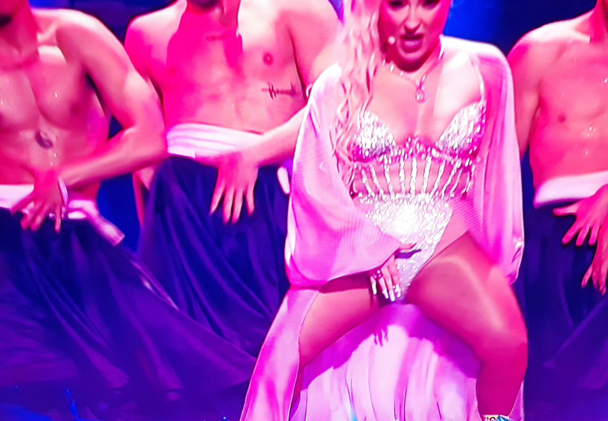 BertholdWennink's tweet photo. Zo fijn dat het om de inhoud gaat en niet om seks. 

Nu nog zuiver.

#ALB #Eurovision #EUROVISION #Eurovision2022 #songfestival #ESOC22 https://t.co/CpldXgCpyU