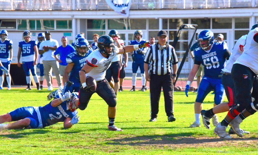 H_Deportiva's tweet photo. ����FÚTBOL AMERICANO - LNFA 2022.
➡️Semifinales SERIE A
@ososrivas 39-7 @BDN_Dracs
@barberarookies 14-37 @BlackDemonsFA
➡️Cuartos de final SERIE B
#Firebats 39-12 #Giants
#Camioneros 25-28 #Mercenarios
#Cavaliers 55-0 #Lions
#BlueDevils 52-14 #Linces
📋⤵️
https://t.co/Cg8L4qgIn0 https://t.co/n0NKqs8whe