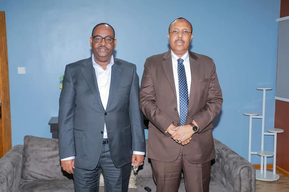 Deni4TheVilla's tweet photo. Madaxweyne H.E @HESaidDeni ayaa hoygiisa Muqdisho ku qaabilay Guddoomiyihii hore ee Baarlamaanka Puntland Cabdixakiim Dhooba-daareed.
#Deni4somalia
#Somalia
#AMNI
#ADEEG
#AMMANO
#15may2022 https://t.co/wNjQOxfGWd
