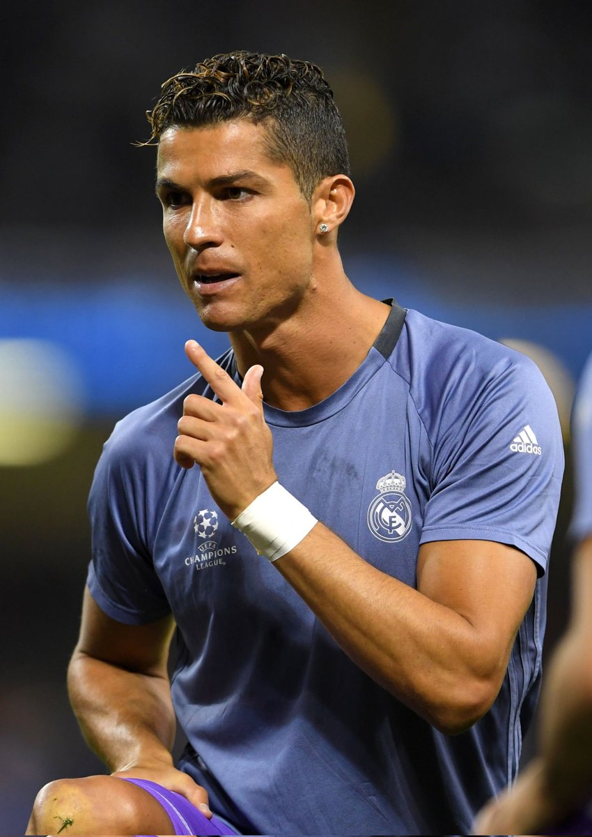 Cristiano Ronaldo minutos antes de fazer história na Champions League...