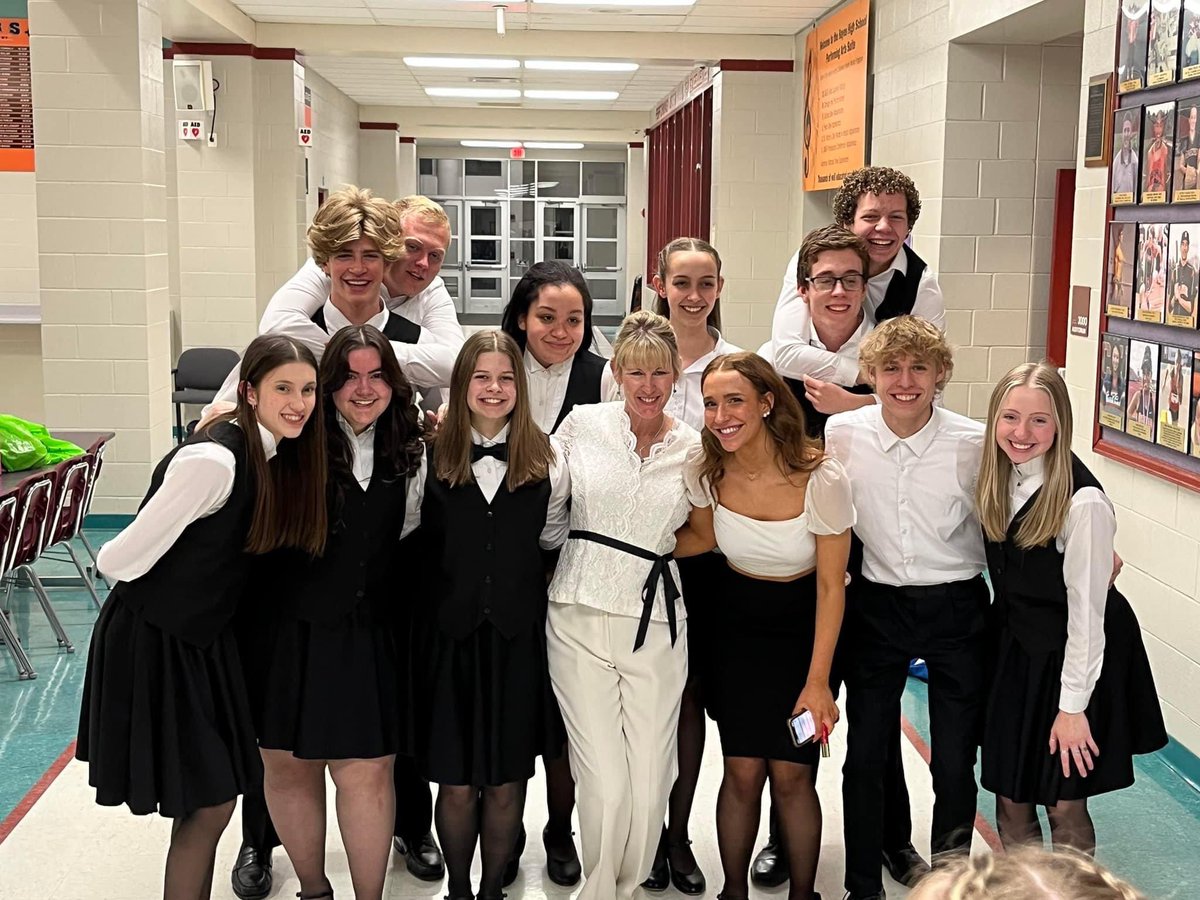 DCSChoirs's tweet photo. What a concert!🎼 Last night all the Hayes choirs performed their final concert of the year and did an outstanding job. We're going to miss all our seniors! https://t.co/qzQrGxbgdr