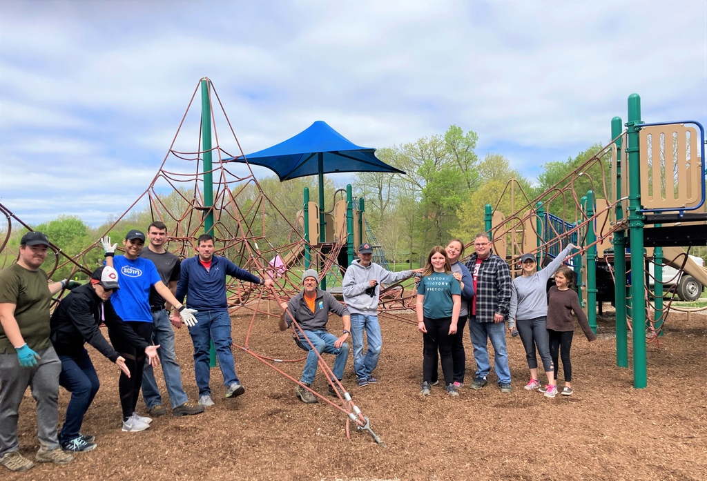 IndyParksandRec's tweet photo. We want to extend our thanks to a great group from @TheCreekIndy for helping us refresh the mulch-used playground at Southeastway Park!  With over 200 parks, we are always thankful for our incredible partners and volunteers who help keep our parks beautiful. https://t.co/xzuUkah5N8