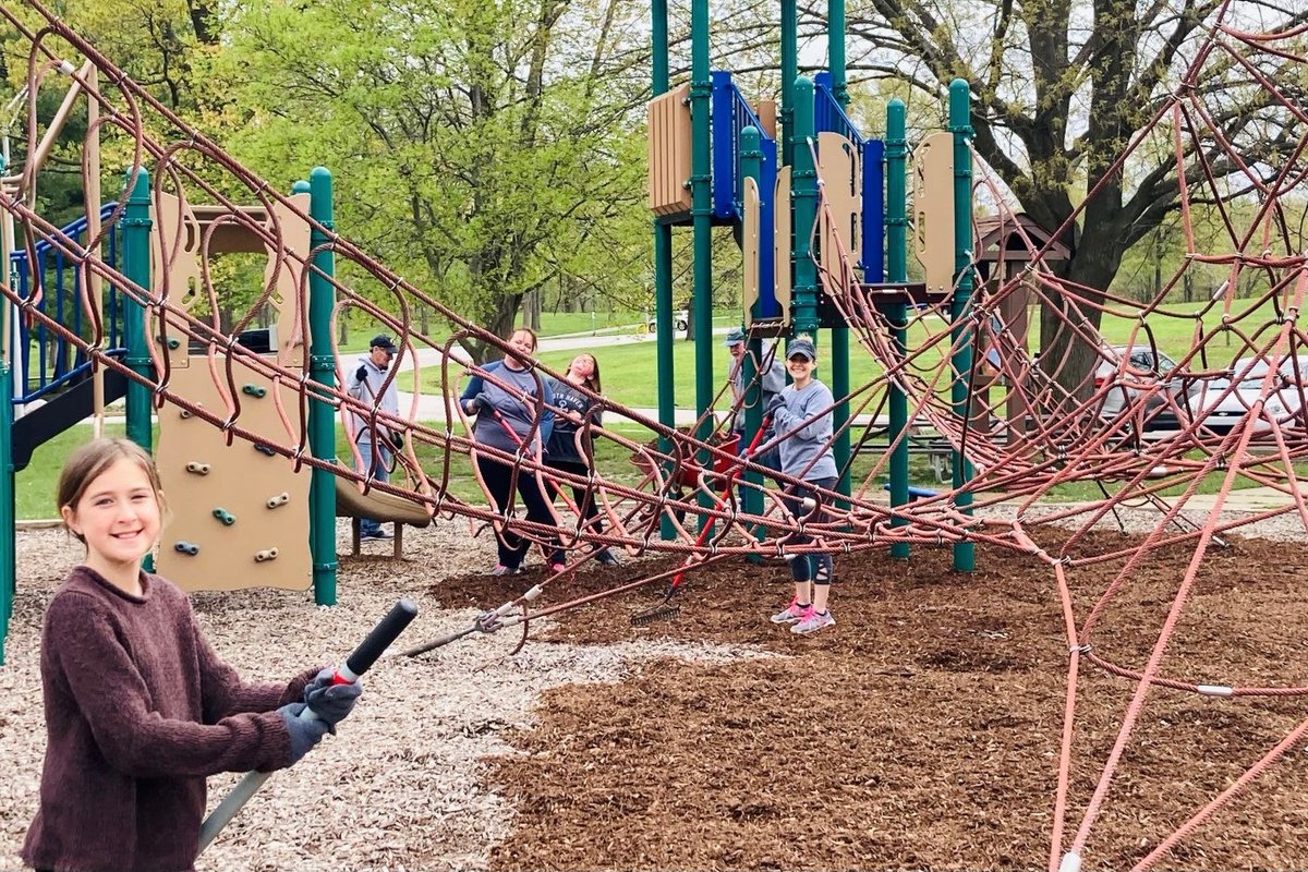 IndyParksandRec's tweet photo. We want to extend our thanks to a great group from @TheCreekIndy for helping us refresh the mulch-used playground at Southeastway Park!  With over 200 parks, we are always thankful for our incredible partners and volunteers who help keep our parks beautiful. https://t.co/xzuUkah5N8