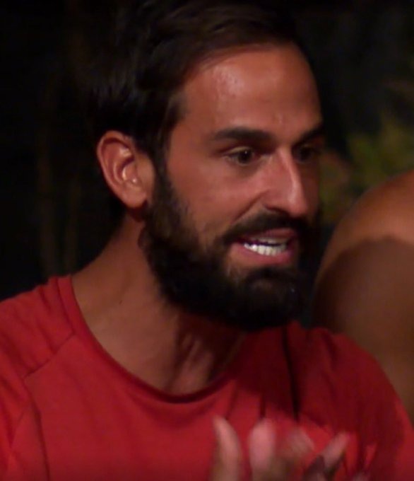Zouboulia_'s tweet photo. #SurvivorGR Αυτός εδώ μιλούσε επί 2 μήνες με τους δικούς του, έπαιζε θέατρο στα έπαθλα επικοινωνίας (τάχαμ συγκινημένος), γνώριζε τα πάντα, κορόιδευε συμπαίκτες κ τηλεοπτικό κοινό κ αντί να εξοργίζεστε, λέτε ότι πολεμάνε το ήθος; Ντράπηκε κ η ντροπή κ μ εσάς κ μ αυτόν. Εμετός 🤮 https://t.co/0IOPynIeW3