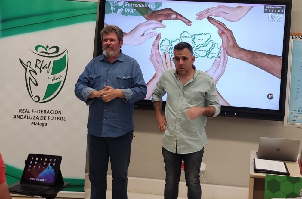RFAFMalaga's tweet photo. La realización de este taller ha corrido a cargo de @rafael_gil75, entrenador malagueño de amplia trayectoria en el desempeño de diferentes labores dentro del mundo del futbol https://t.co/SYLCxME7HI