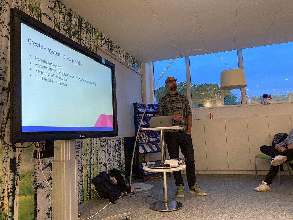 phpwvl's tweet image. Founding father van tevele kinders is er ook bij. Docker containers ansteurn me PHP! #phpwvl @coudenysj
