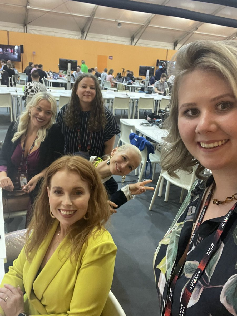 IngaLalu's tweet photo. Blaðamenn Íslands á Eurovision frá Fréttablaðinu, Vísi og Mbl. Ásamt Björgu á RÚV eru þetta sex konur og aldrei hafa áður svo margar konur frá Íslandi fjallað um Eurovision #12stig #Eurovision https://t.co/Vlr5MVTDbF