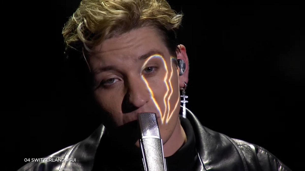 ThijsVandepoele's tweet photo. Ik met m'n laserpen van de kermis op het gezicht van de leerkracht. #Eurovision #ESF2022 https://t.co/plDgJg3dzg