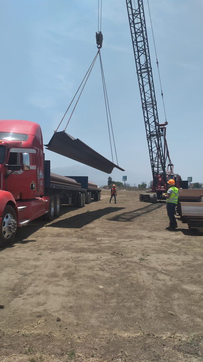 TradeAcero's tweet image. Seguimos con entregas #tablestaca metálica. Entrega de 58 toneladas en obra y maniobra de descarga.