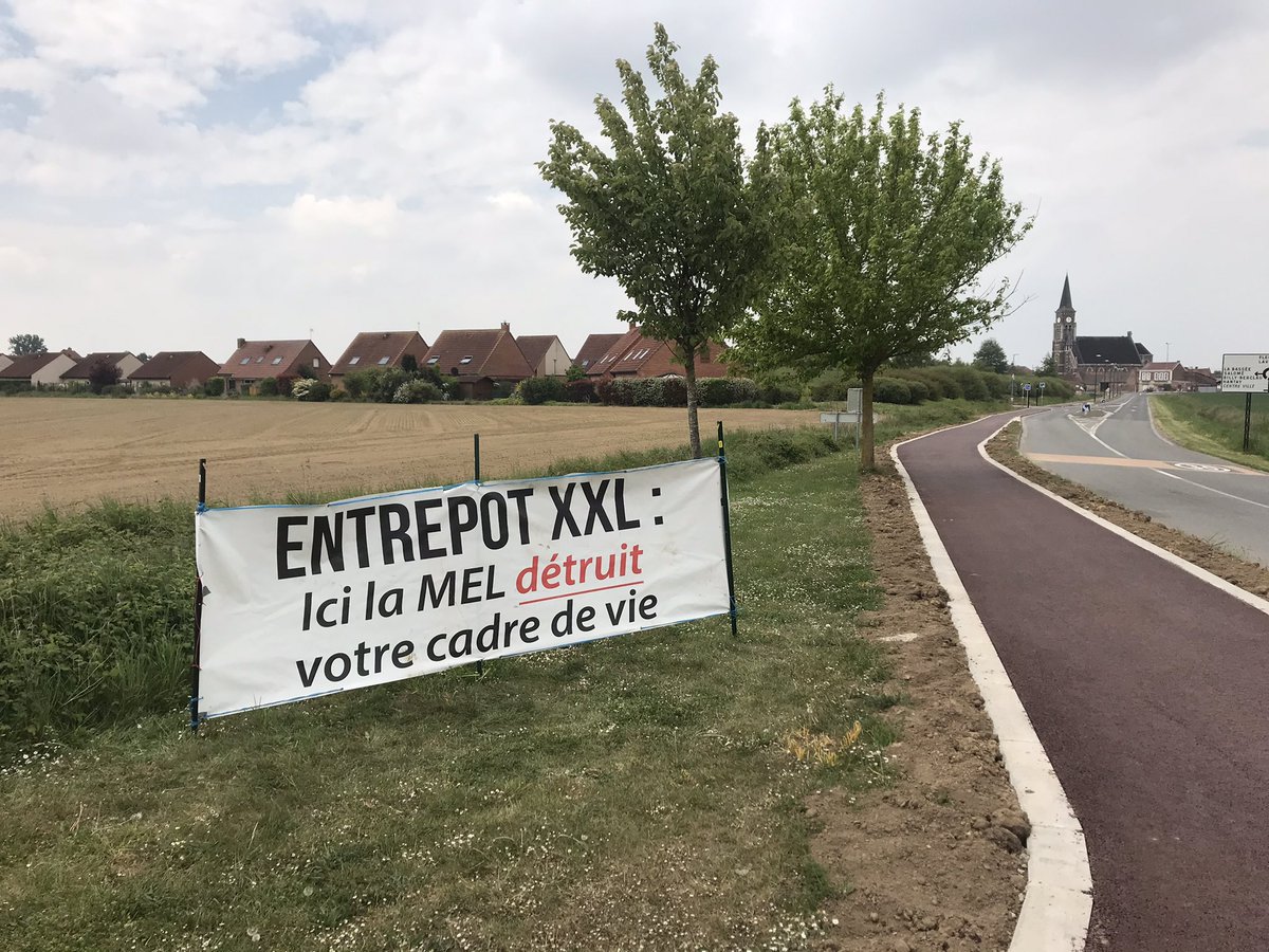 moisnil's tweet photo. @DamienCastelain @MEL_Lille @sainghinweppes @MatCorbillon M Castelain, vous auriez dû vous rendre à l’extrémité de cette piste cyclable où une banderole a été mise à votre intention et pour @MatCorbillon. Encore une opération de greewashing de votre part pour masquer vos projets ultra polluants et inutiles comme l’entrepôt XXL! https://t.co/CxgxHJ4Vgn