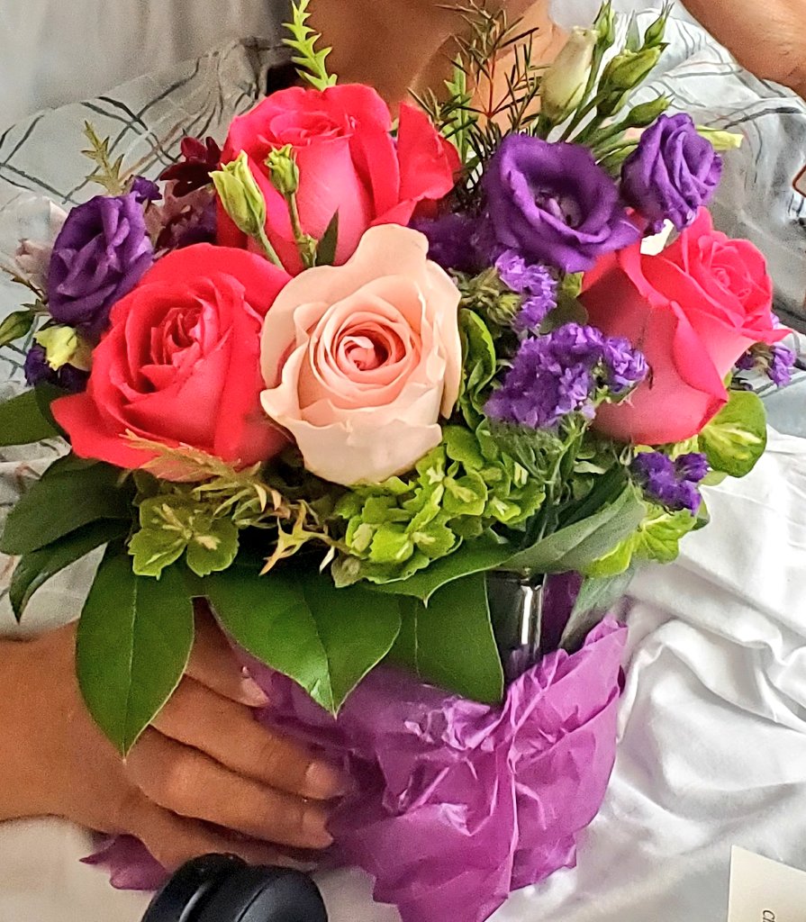 mattapanviv's tweet photo. A security officer delivered flowers to my room. He's the same officer who earlier said that they don't typically hold items.
@BrownBikeGirl aka #PeoplesBikeMayorofNYC, he may contact you about getting back on a bicycle.
#morebuttsonbikes
#breakingrules
#fracturedtibia https://t.co/Jgvz8oMYK5