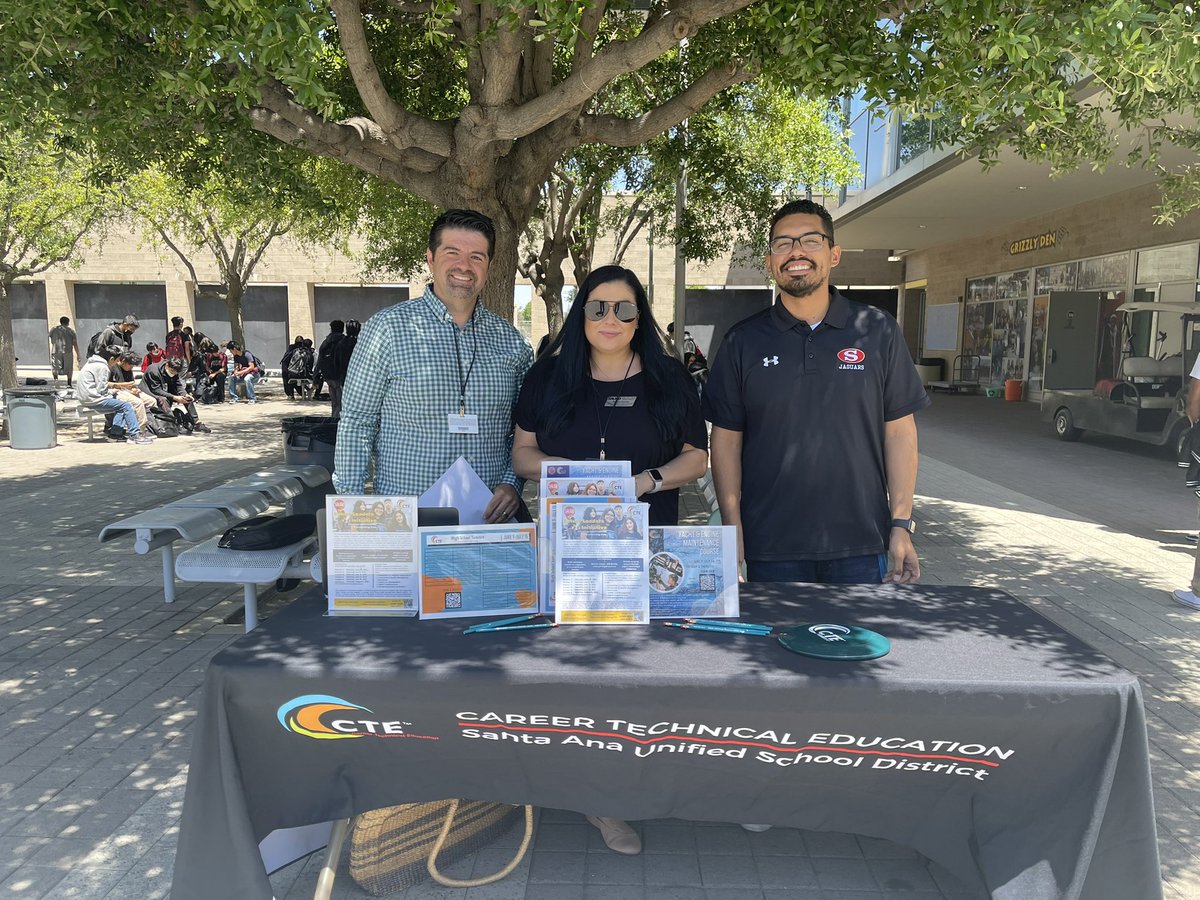 ctecounseling's tweet photo. For todays visit, CTE Counseling stopped by @GodinezFHS! Did you know Godinez is the only school in SAUSD to offer the CTE Sports Medicine program? Grizzlies had a chance to ask questions and explore CTE summer programs! #ThinkGODINEZ #WEareSAUSD #CTEsausd https://t.co/j9CeLVRwsN