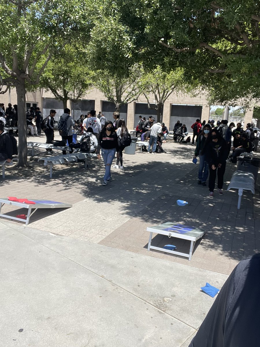 ctecounseling's tweet photo. For todays visit, CTE Counseling stopped by @GodinezFHS! Did you know Godinez is the only school in SAUSD to offer the CTE Sports Medicine program? Grizzlies had a chance to ask questions and explore CTE summer programs! #ThinkGODINEZ #WEareSAUSD #CTEsausd https://t.co/j9CeLVRwsN