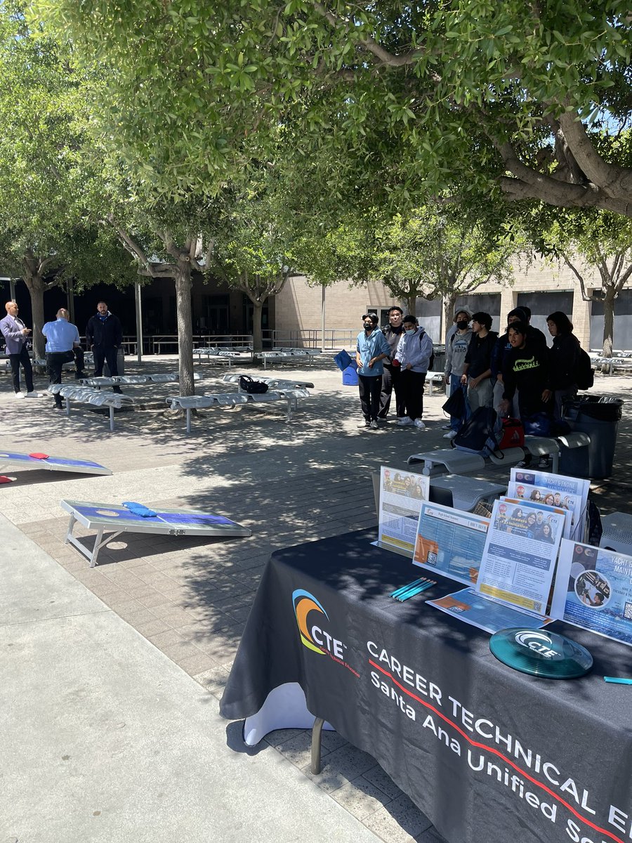 ctecounseling's tweet photo. For todays visit, CTE Counseling stopped by @GodinezFHS! Did you know Godinez is the only school in SAUSD to offer the CTE Sports Medicine program? Grizzlies had a chance to ask questions and explore CTE summer programs! #ThinkGODINEZ #WEareSAUSD #CTEsausd https://t.co/j9CeLVRwsN