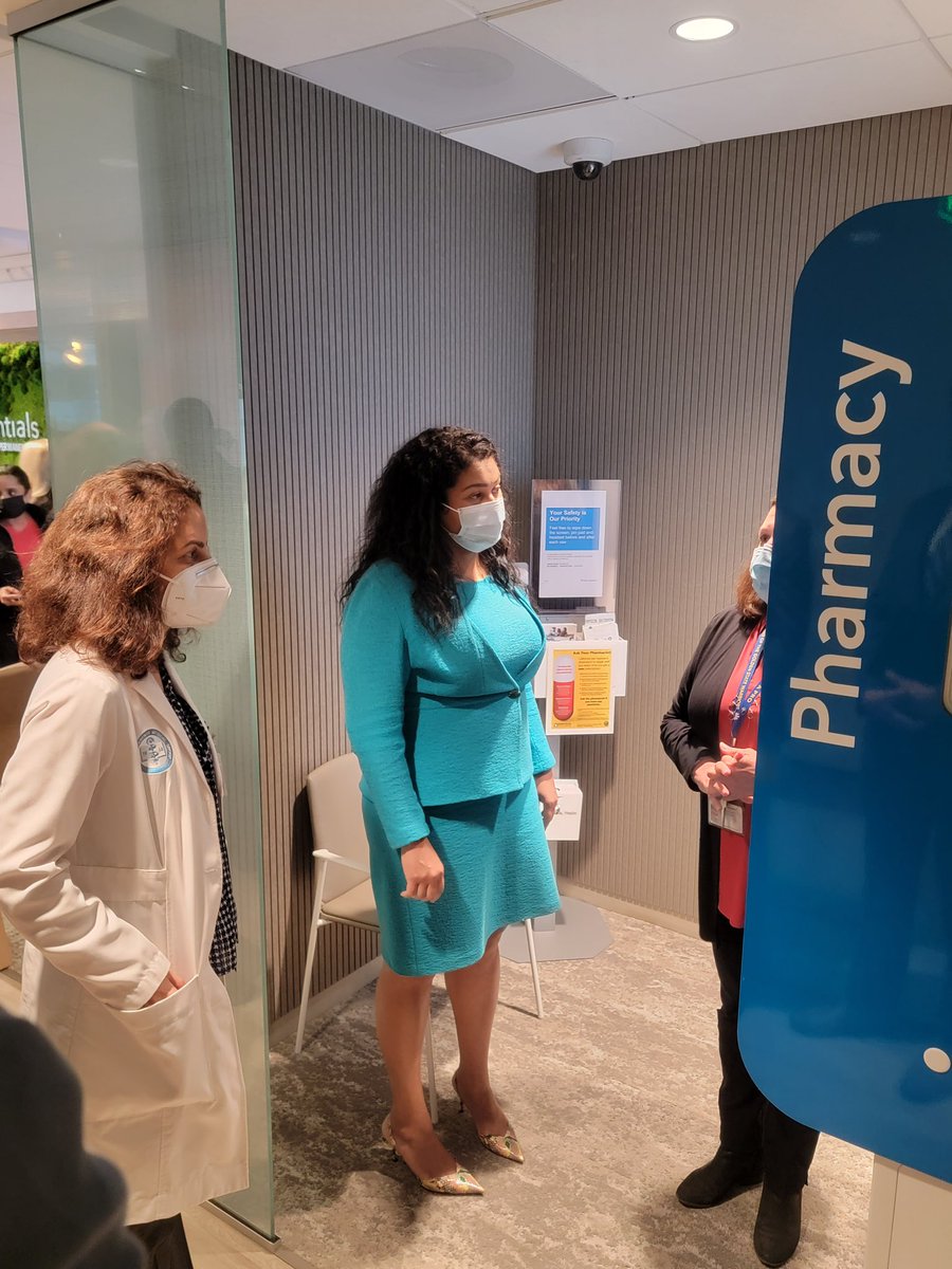 LondonBreed's tweet photo. We teamed up with @local87seiu and @sflabor to help our downtown essential workers safely return to work. Thank you @KPSanFrancisco for partnering with @sf_dph and @sfoewd to support our janitors, hotel, construction and restaurant workers as we continue our economic recovery. https://t.co/r2laVq4Am0
