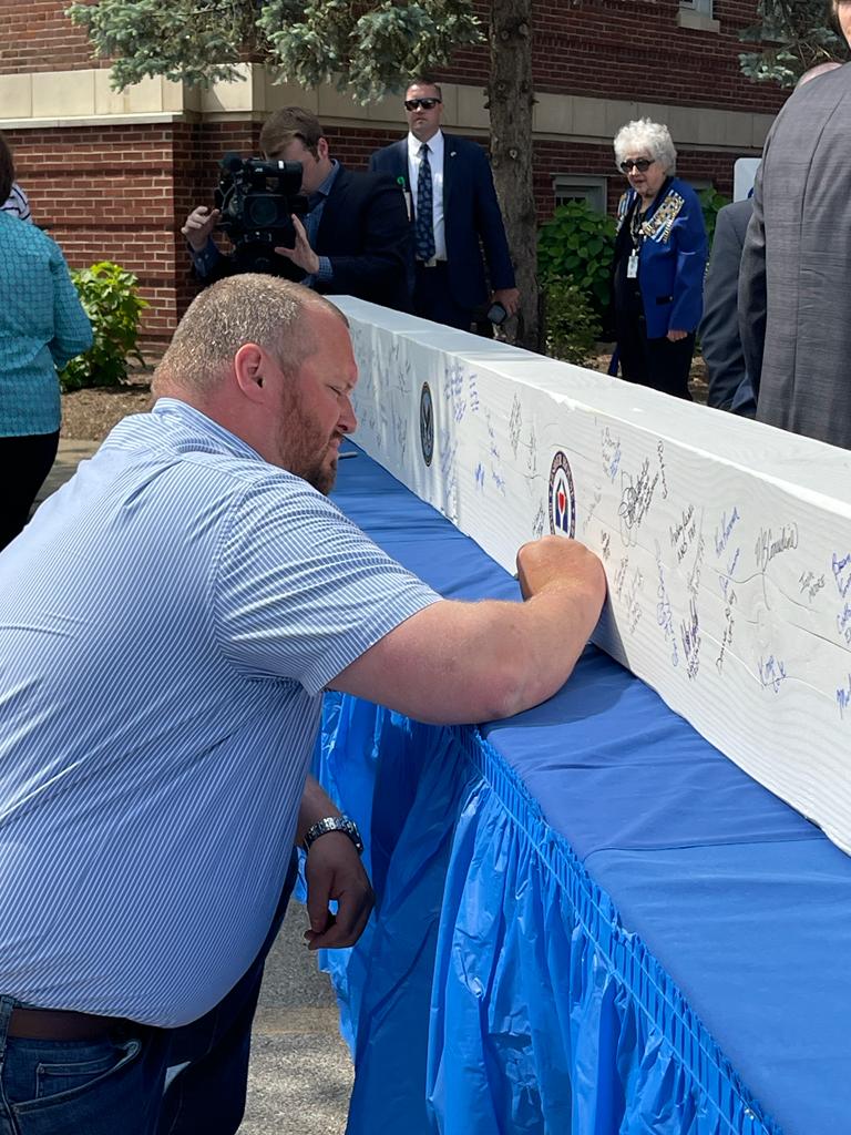 FisherHouseFdtn's tweet photo. Today we “Topped Off” the Lexington Fisher House adding the main beam to the front of the house. Thanks to all those helping to bring this house to Lexington, KY.

#FisherHouse https://t.co/qGBeo7LX58